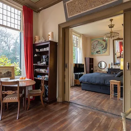 Met De Leeuwenkoppen Apartment