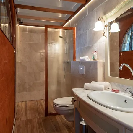 Daire Met De Leeuwenkoppen