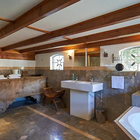 Met De Leeuwenkoppen Daire *